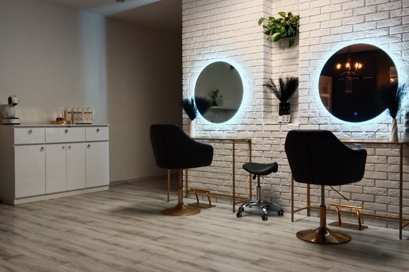 Stanowiska fryzjerskie w salonie Glam Factory w Szczecinie